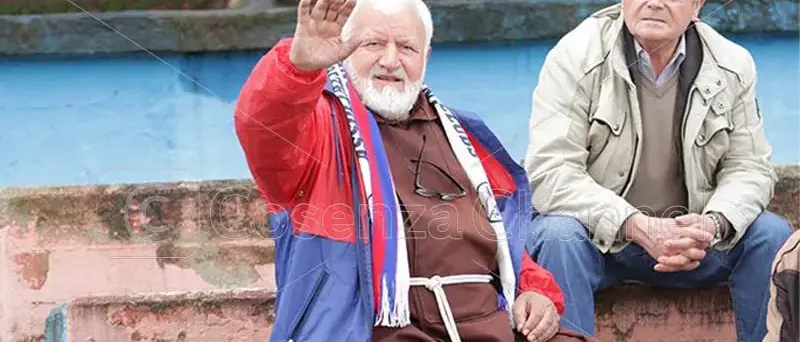 Padre Fedele non c’è più: il frate ultrà è morto a Cosenza. Aveva 87 anni