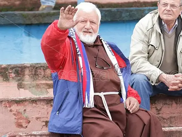 Padre Fedele non c’è più: il frate ultrà è morto a Cosenza. Aveva 87 anni