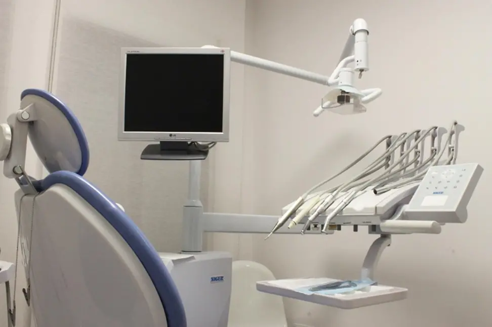 Falso dentista scoperto in Sila: sequestrato denaro contante e studio medico abusivo\n