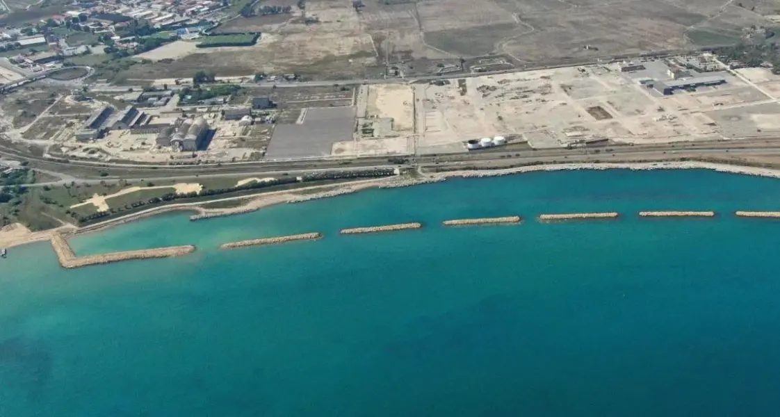 Dopo 25 anni d’attesa al via la bonifica del Sin di Crotone: le prime 2mila tonnellate di rifiuti pronte\u00A0a lasciare la Calabria\n