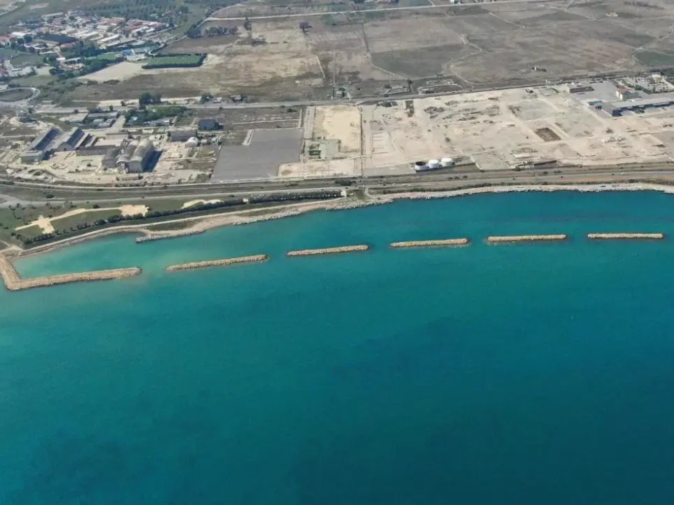Dopo 25 anni d’attesa al via la bonifica del Sin di Crotone: le prime 2mila tonnellate di rifiuti pronte a lasciare la Calabria