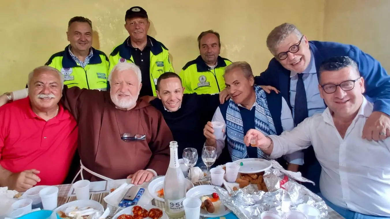 Nella foto, l\\'editore Domenico Maduli insieme a Padre Fedele, Pino Didiano, \"zio\" Pino Gigliotti, Pietro Reda e Pasquale Motta