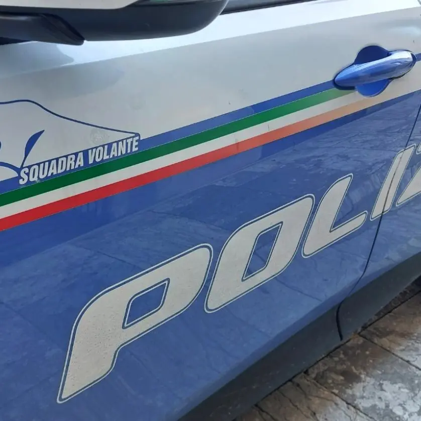 Reggio Calabria,\u00A0molesta i clienti di un bar e minaccia i poliziotti con una bottiglia di vetro:\u00A0arrestato\n