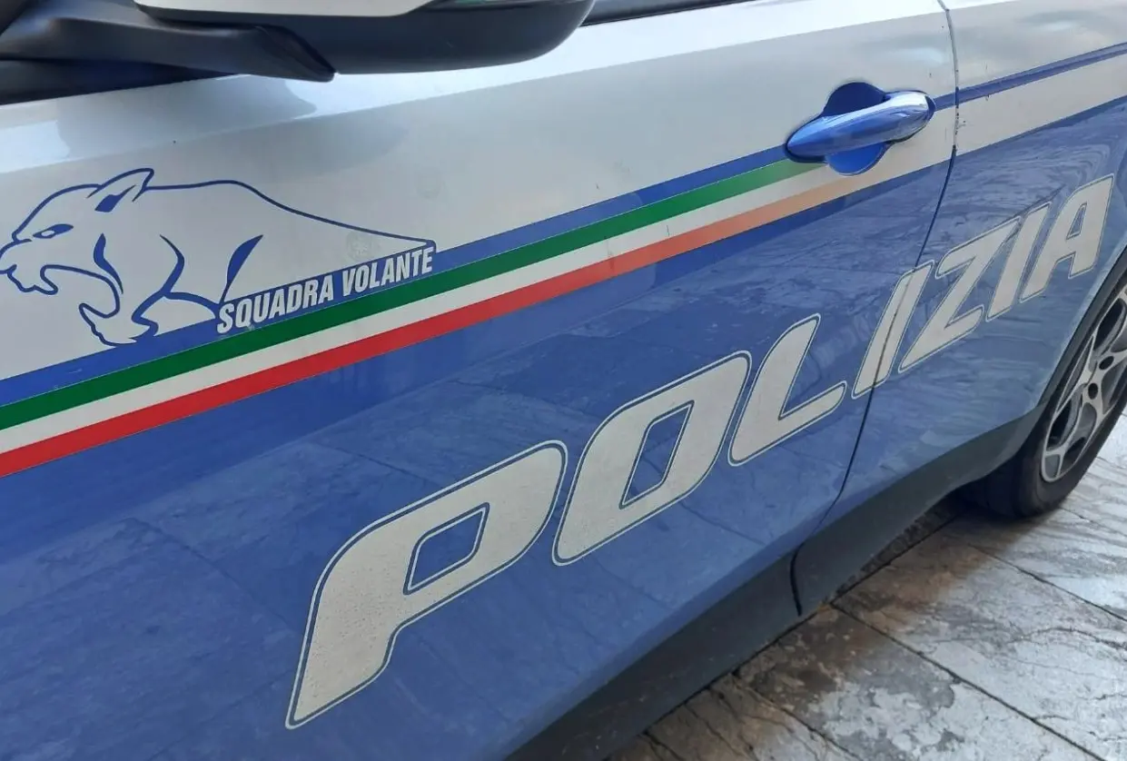 Reggio Calabria,\u00A0molesta i clienti di un bar e minaccia i poliziotti con una bottiglia di vetro:\u00A0arrestato\n