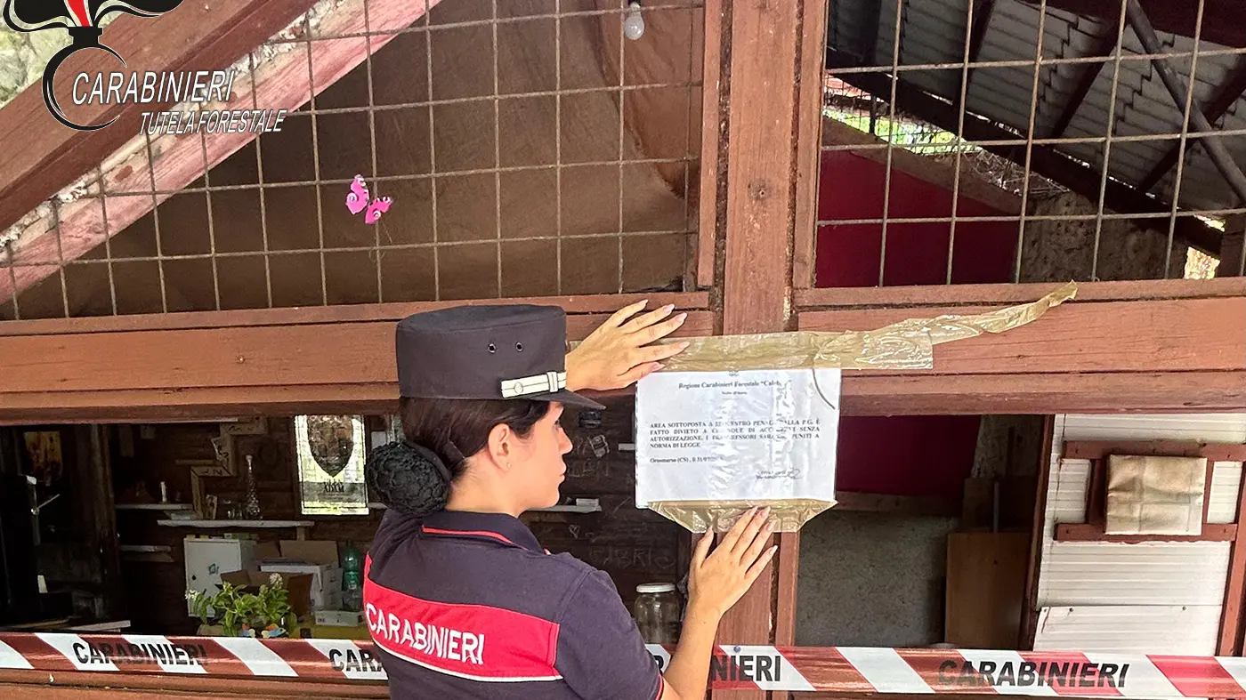 La struttura posta sotto sequestro dai carabinieri forestali