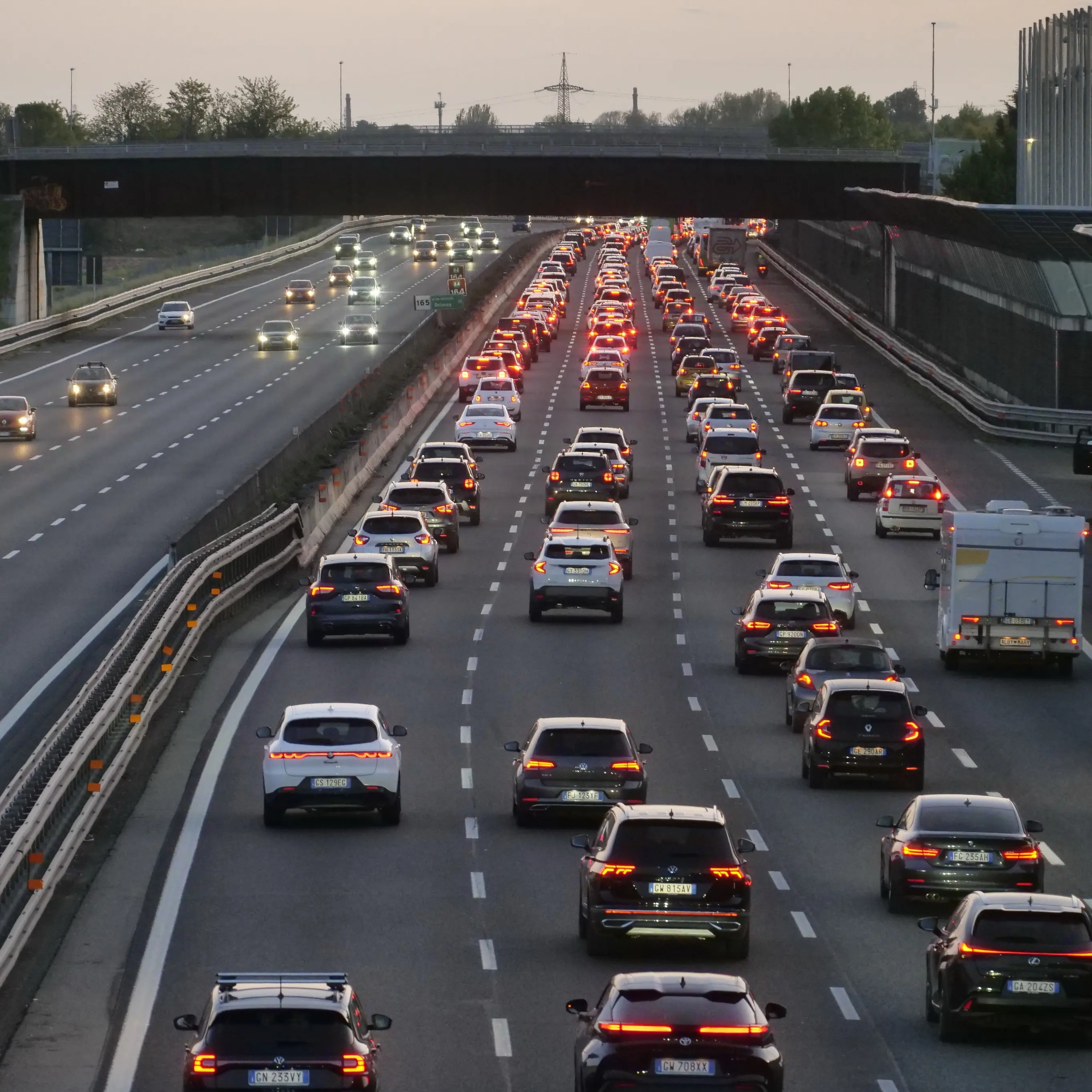 Ferragosto da bollino rosso: oltre 12 milioni di auto in viaggio tra caldo record e code sulle direttrici del mare\n