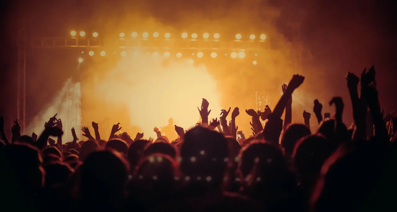 La musica dal vivo in Italia è una bolla? Prezzi alle stelle, club deserti e stadi gonfiati\n