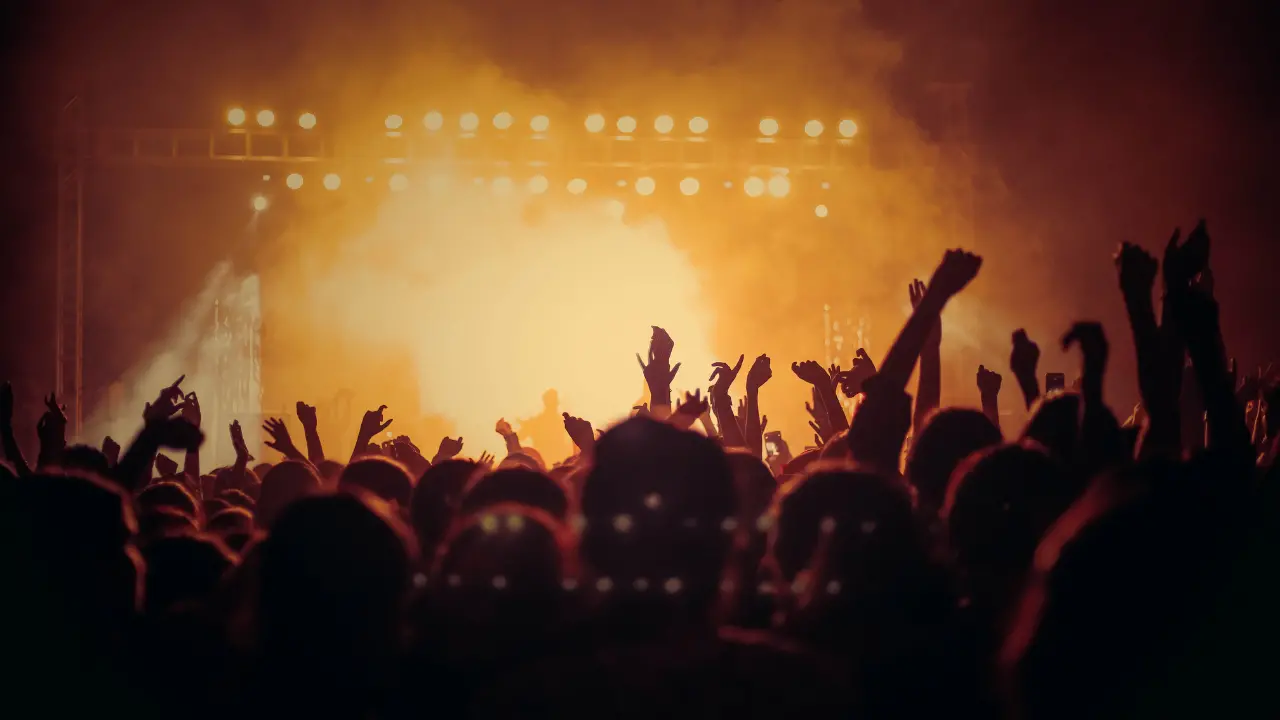 La musica dal vivo in Italia è una bolla? Prezzi alle stelle, club deserti e stadi gonfiati\n