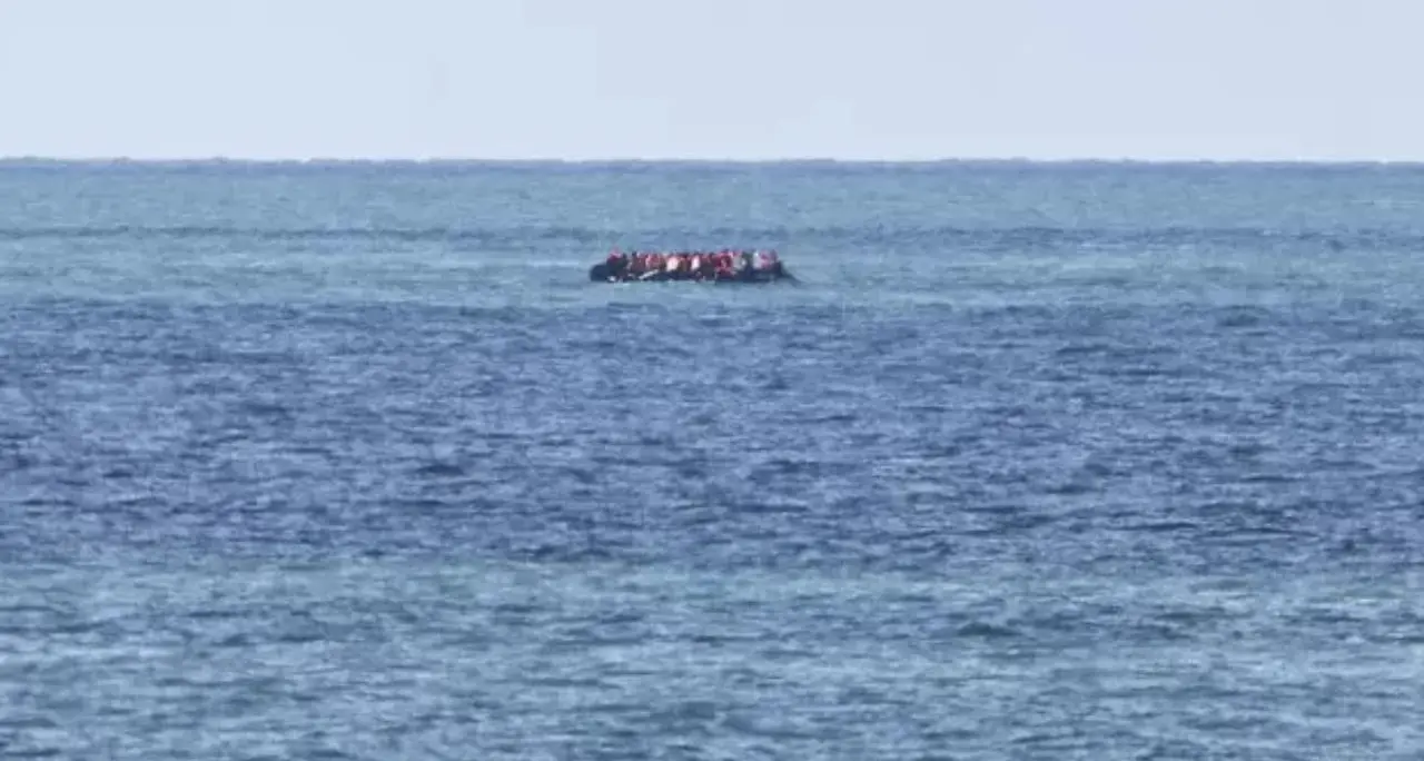 Barcone di migranti si ribalta al largo di Lampedusa, almeno 20 morti