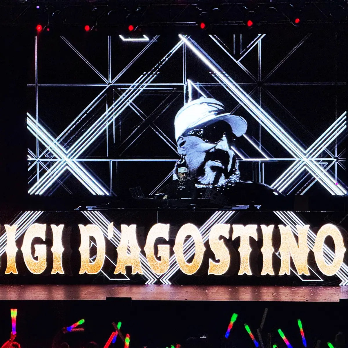 Gigi D’Agostino infiamma il Teatro dei Ruderi: la notte epica di Cirella sotto una luna d’oro