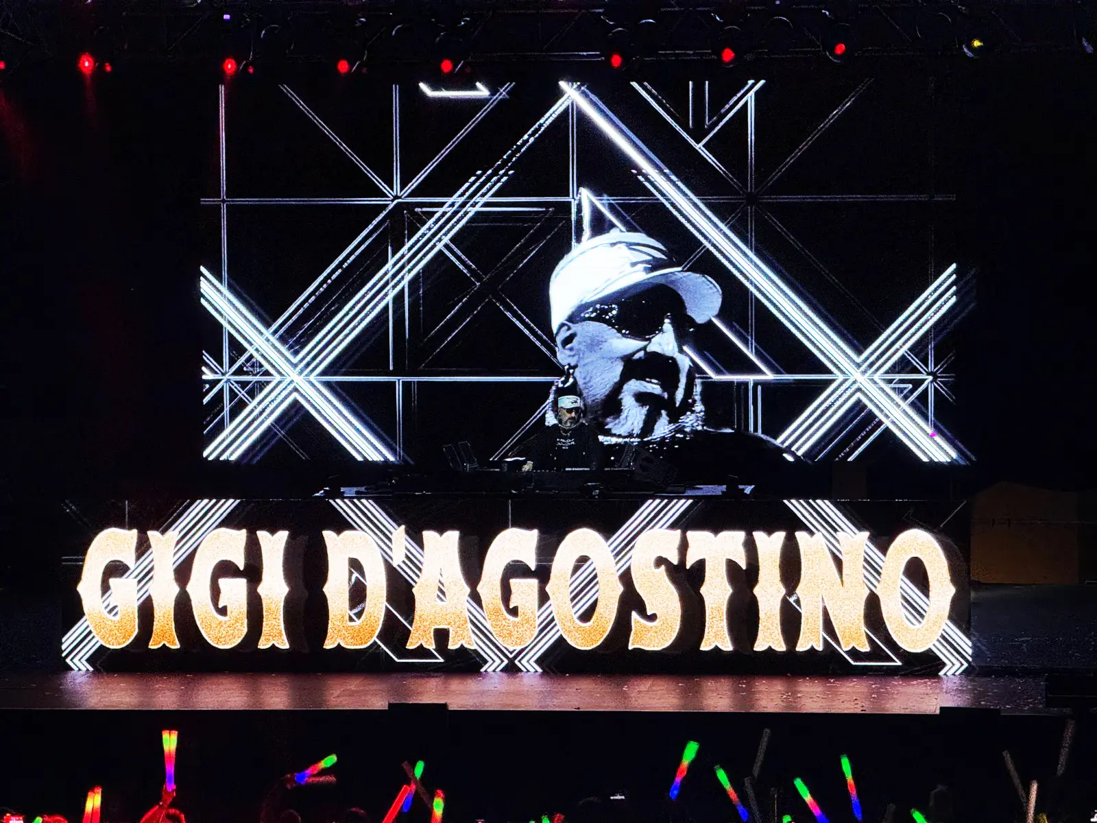 Gigi D’Agostino infiamma il Teatro dei Ruderi: la notte epica di Cirella sotto una luna d’oro