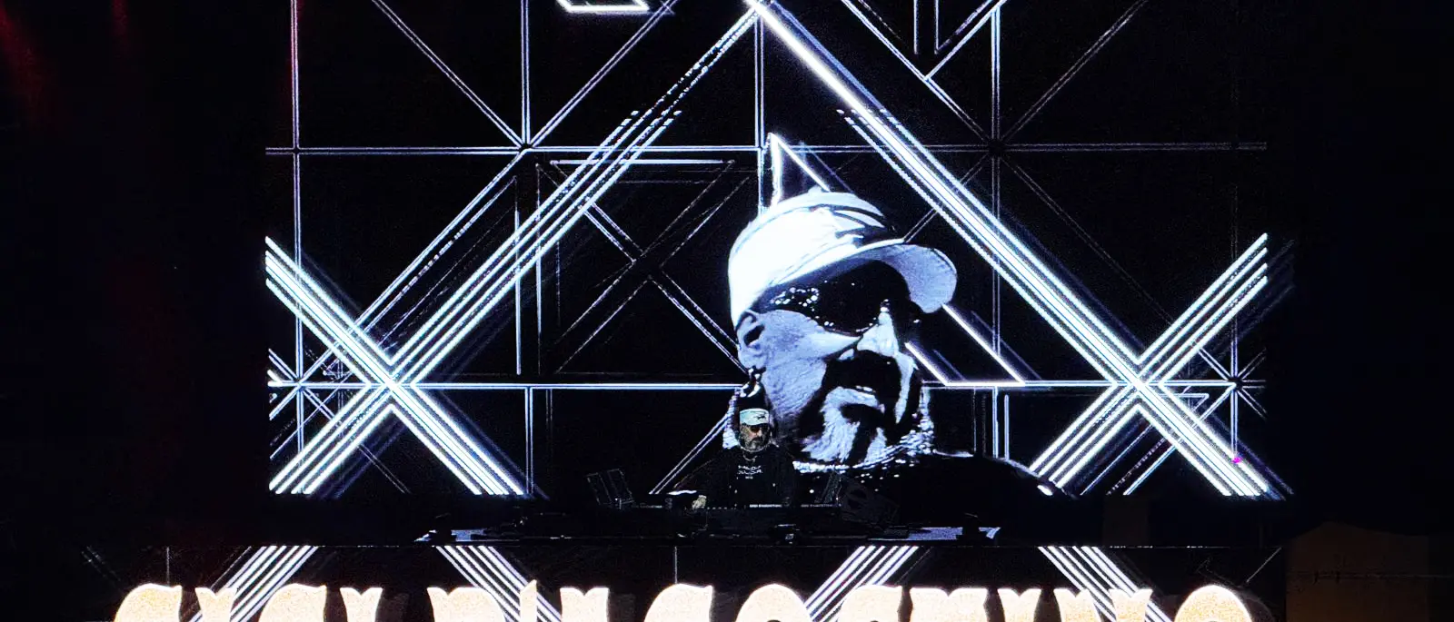 Gigi D’Agostino infiamma il Teatro dei Ruderi: la notte epica di Cirella sotto una luna d’oro