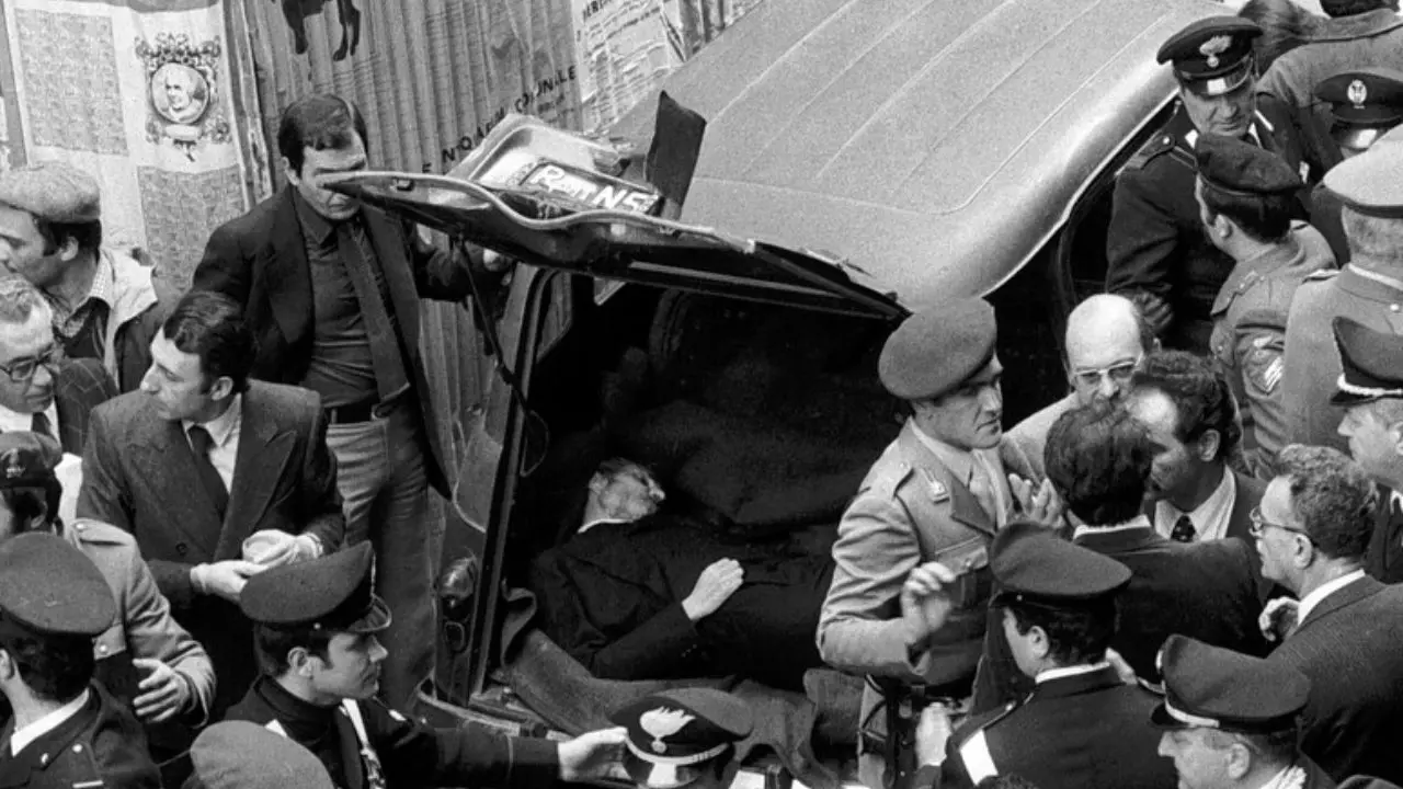 Il ritrovamento del corpo di Aldo Moro in via Caetani (Foto Ansa)