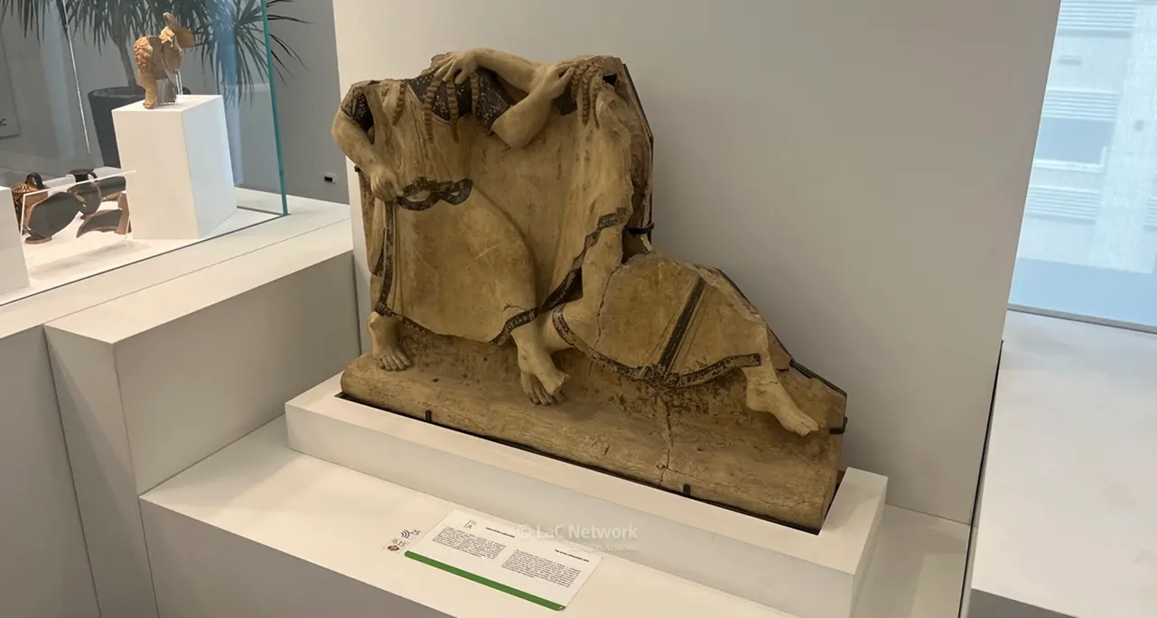 Al museo la lastra e gli ex voto\u00A0dell'area sacra Griso Laboccetta raccontano la storia\u00A0dell'antica Rhegion\n