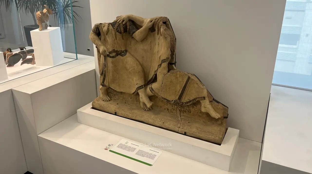 Al museo la lastra e gli ex voto\u00A0dell'area sacra Griso Laboccetta raccontano la storia\u00A0dell'antica Rhegion\n