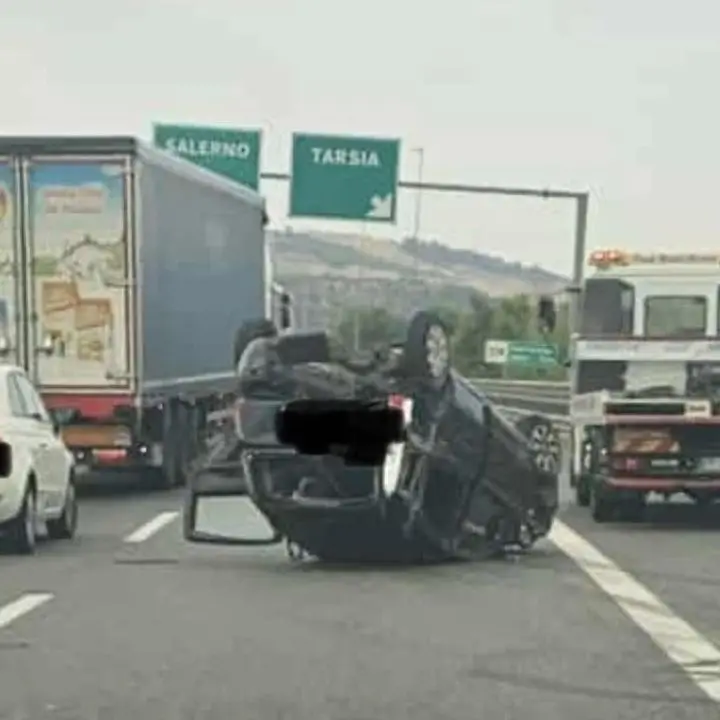 Auto ribaltata sull’A2 “Salerno-Reggio Calabria”, rallentamenti a Tarsia\n