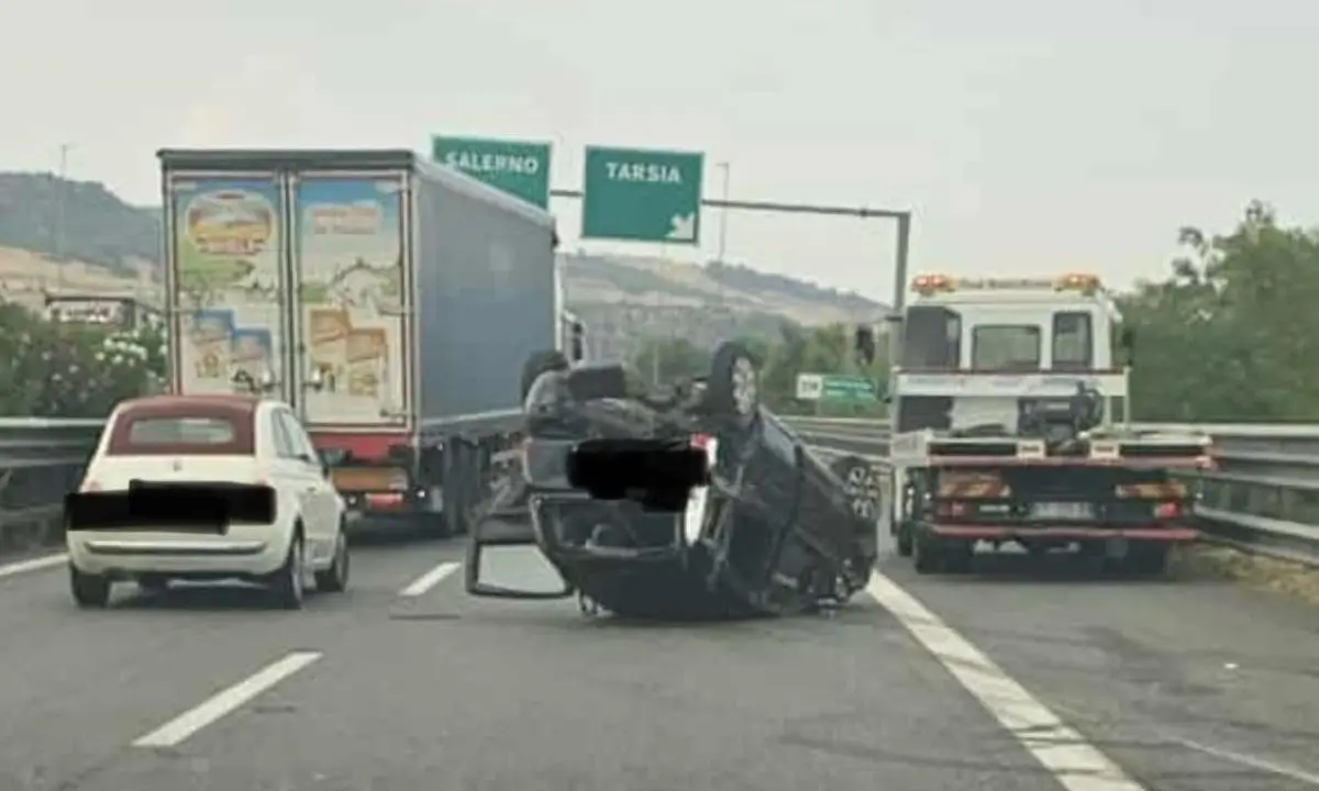 Auto ribaltata sull’A2 “Salerno-Reggio Calabria”, rallentamenti a Tarsia\n