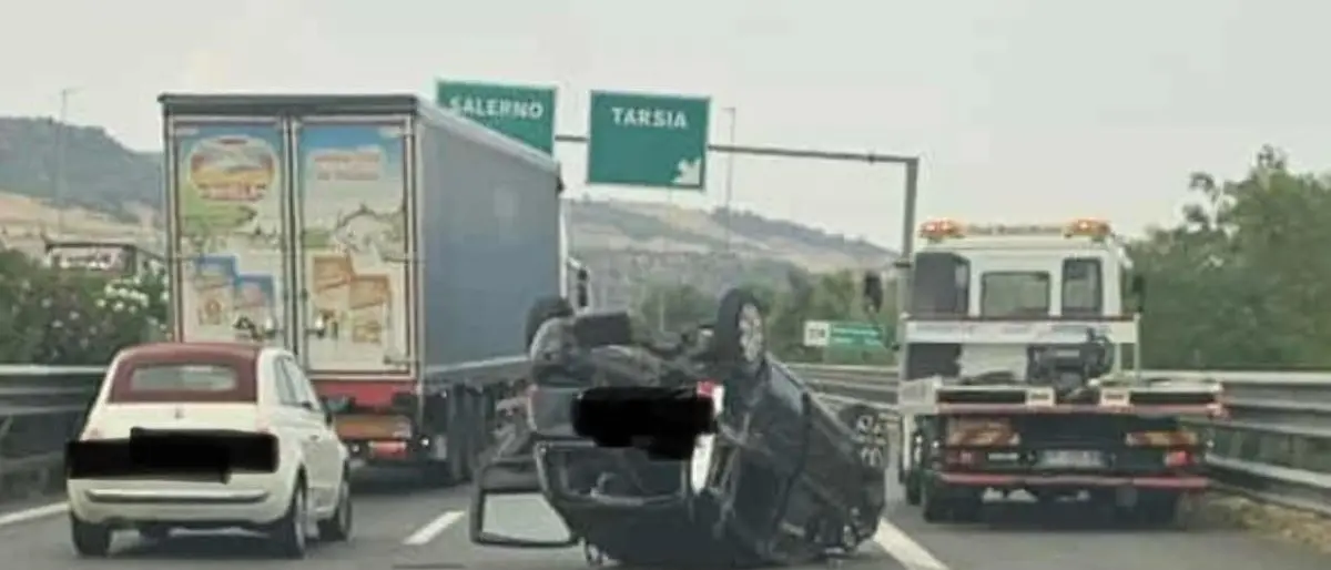 Auto ribaltata sull’A2 “Salerno-Reggio Calabria”, rallentamenti a Tarsia\n