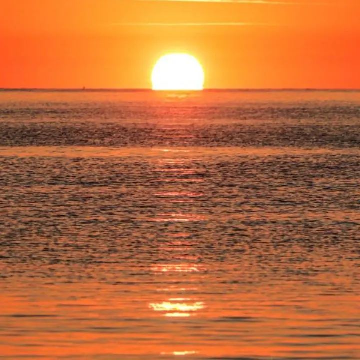 Il tramonto d’agosto: l’attimo in cui il mondo sembra sospendersi\n