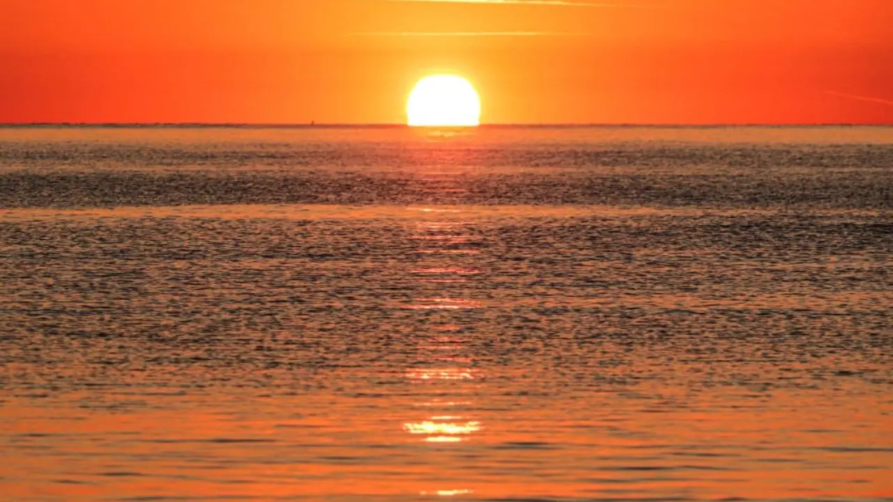 Il tramonto d’agosto: l’attimo in cui il mondo sembra sospendersi\n