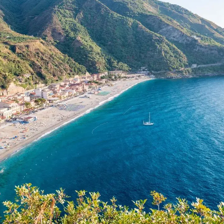 Prezzi alle stelle per le vacanze, per gli italiani Ferragosto low cost tra amici e famiglia. Reggio nella top ten dei rincari\n