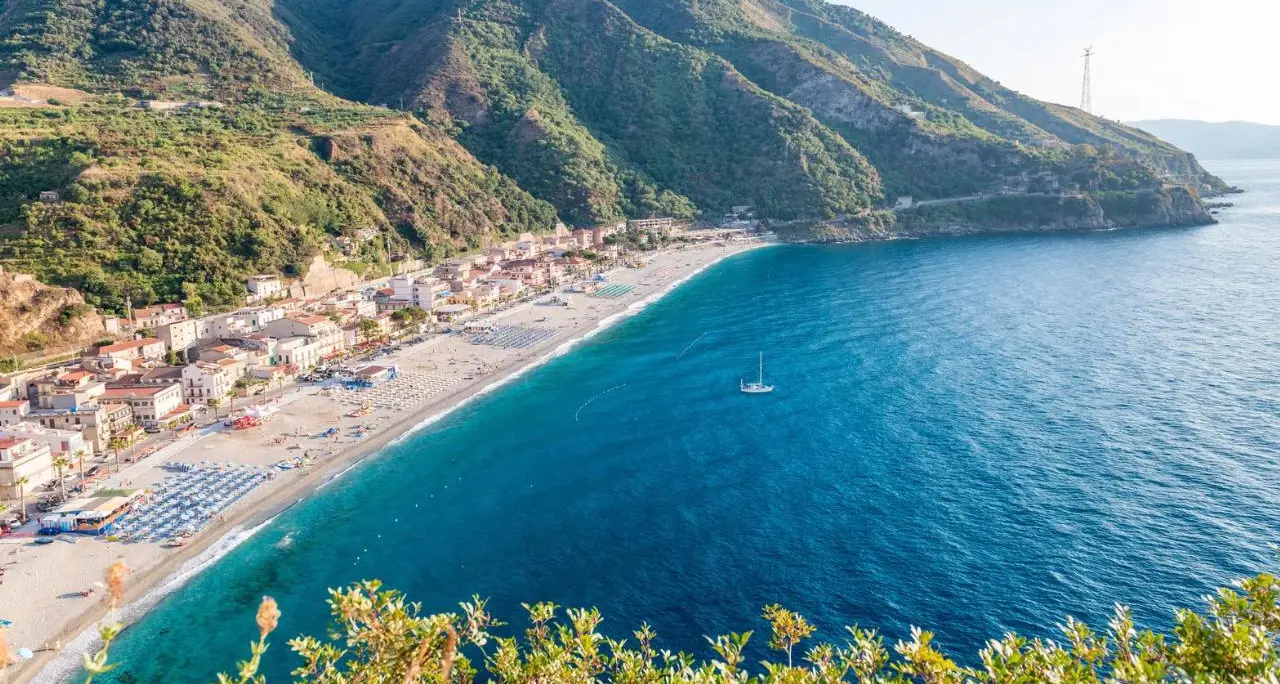 Prezzi alle stelle per le vacanze, per gli italiani Ferragosto low cost tra amici e famiglia. Reggio nella top ten dei rincari