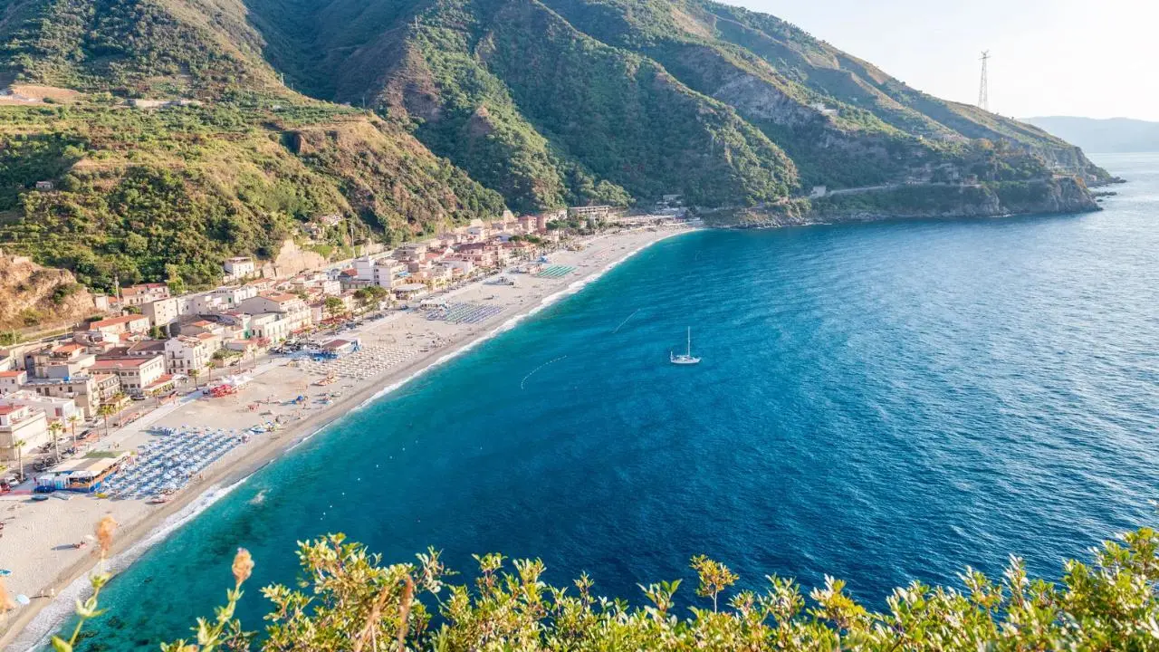 Prezzi alle stelle per le vacanze, per gli italiani Ferragosto low cost tra amici e famiglia. Reggio nella top ten dei rincari\n