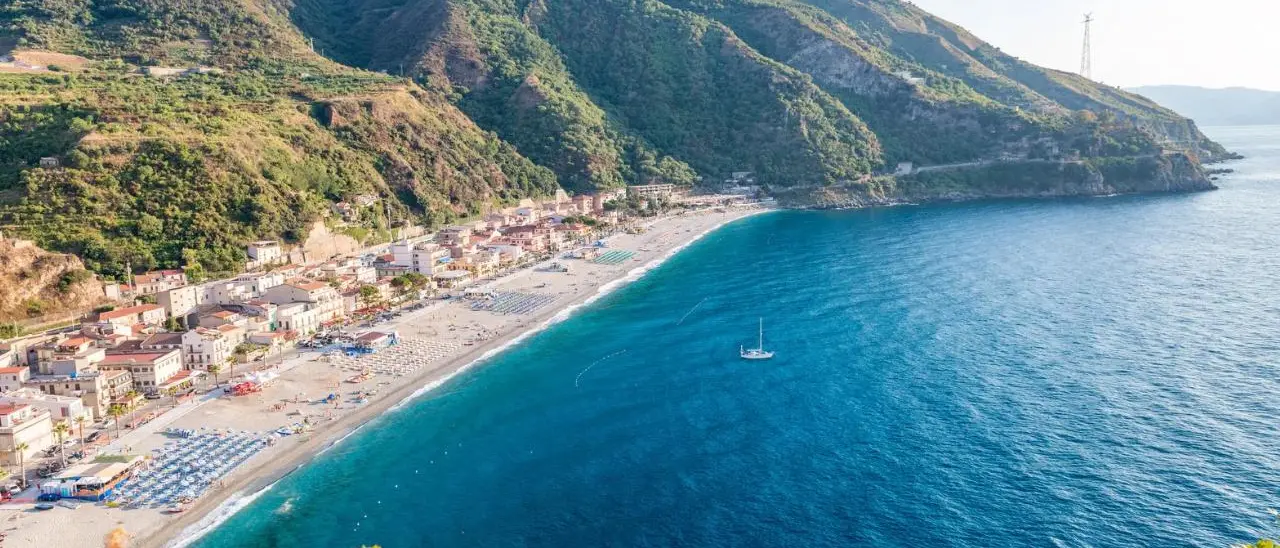 Prezzi alle stelle per le vacanze, per gli italiani Ferragosto low cost tra amici e famiglia. Reggio nella top ten dei rincari\n