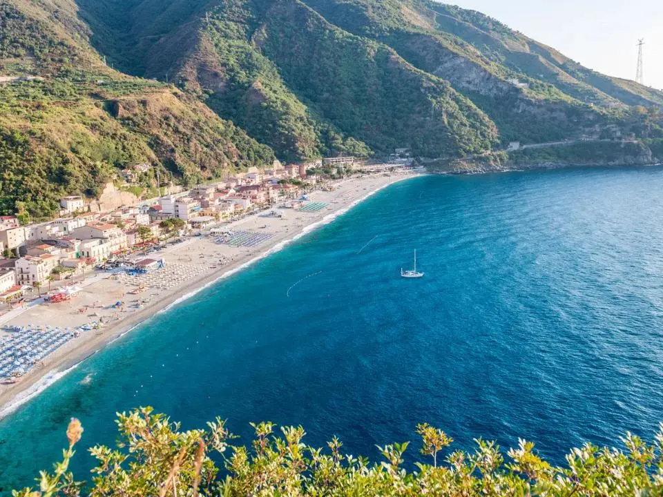 Prezzi alle stelle per le vacanze, per gli italiani Ferragosto low cost tra amici e famiglia. Reggio nella top ten dei rincari