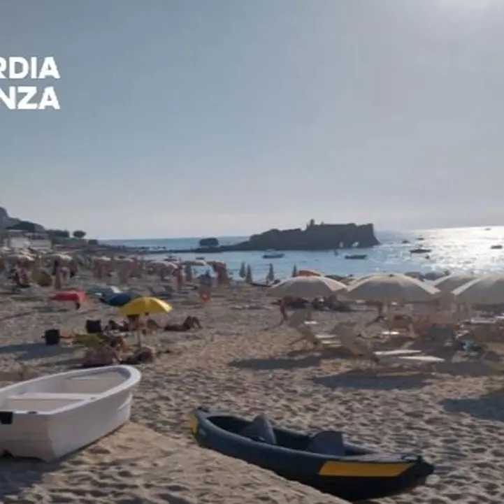 Ricadi, stabilimenti balneari abusivi sulla spiaggia di Baia di Riace: scatta il sequestro