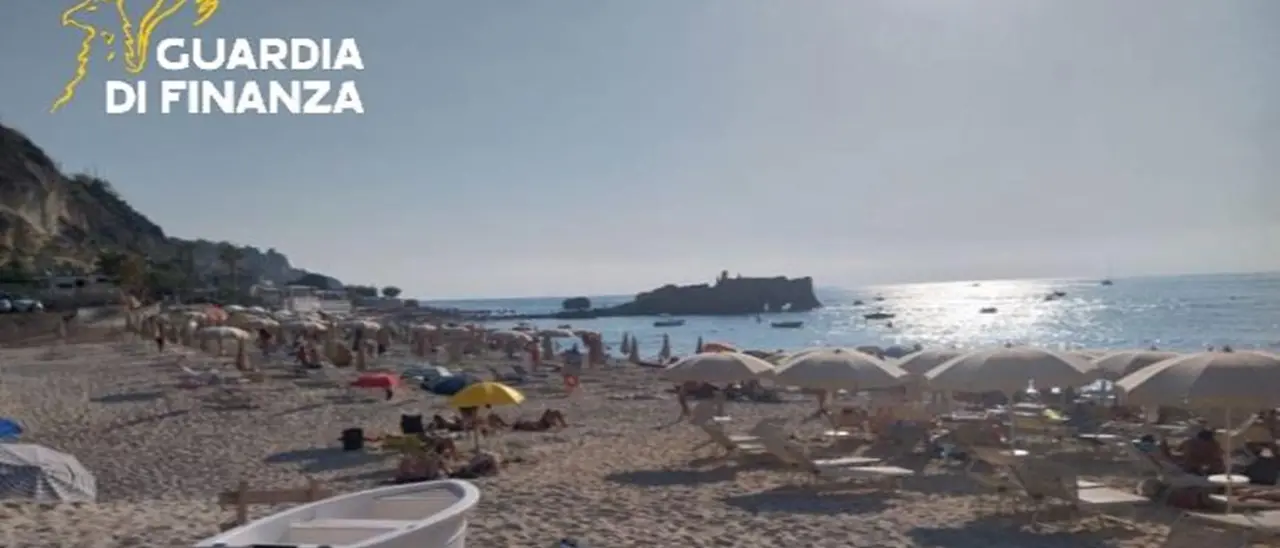 Ricadi, stabilimenti balneari abusivi sulla spiaggia di Baia di Riace: scatta il sequestro