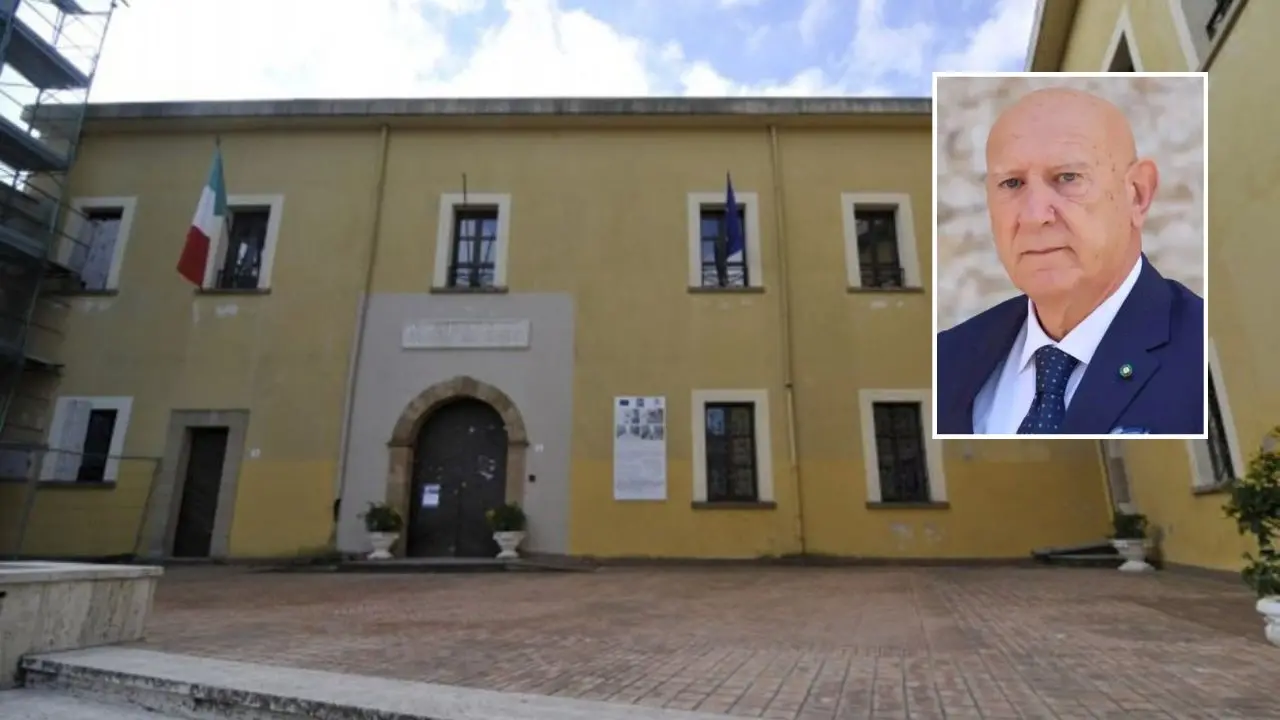 Il Comune di Cutro, nel riquadro il sindaco Antonio Ceraso