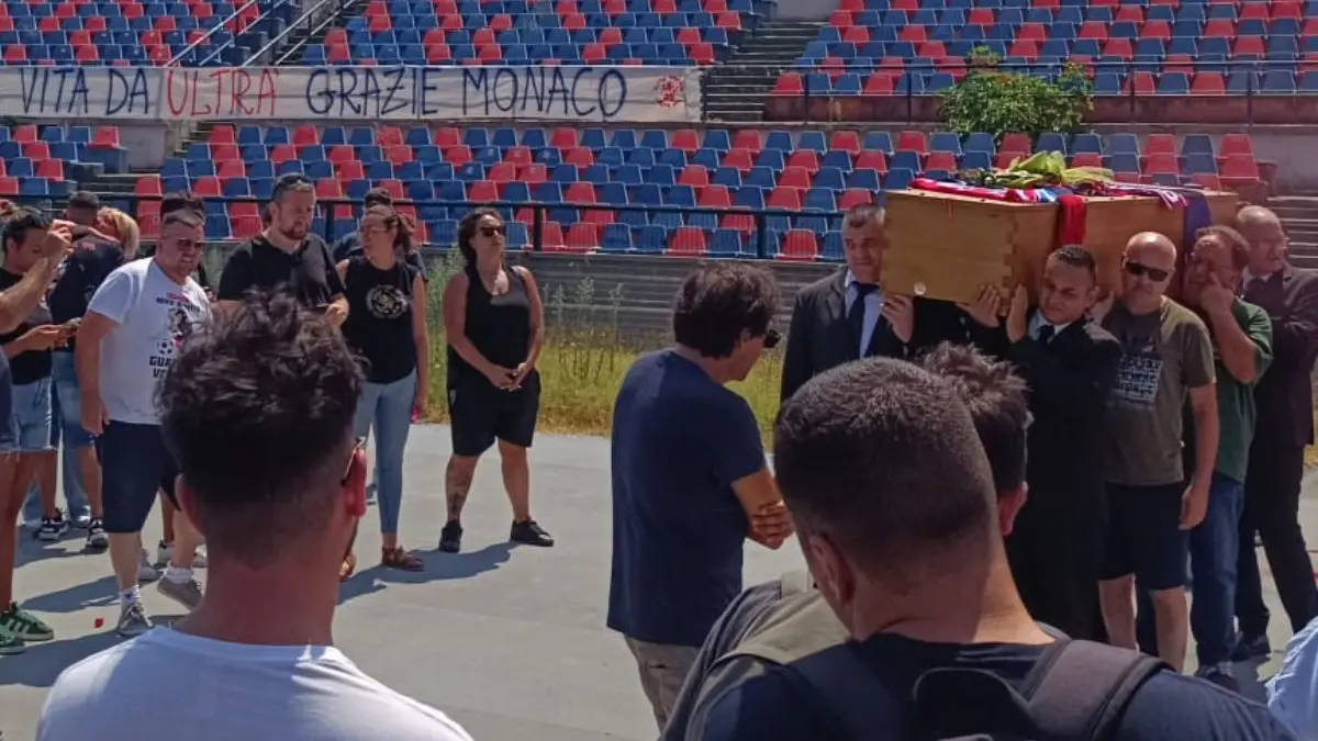 Il feretro di Padre Fedele nello stadio \"Marulla\" di Cosenza