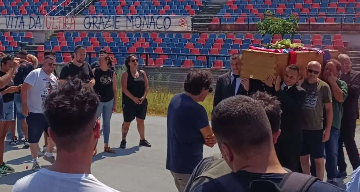 L’ultimo saluto dei tifosi\u00A0a Padre Fedele al Marulla\n