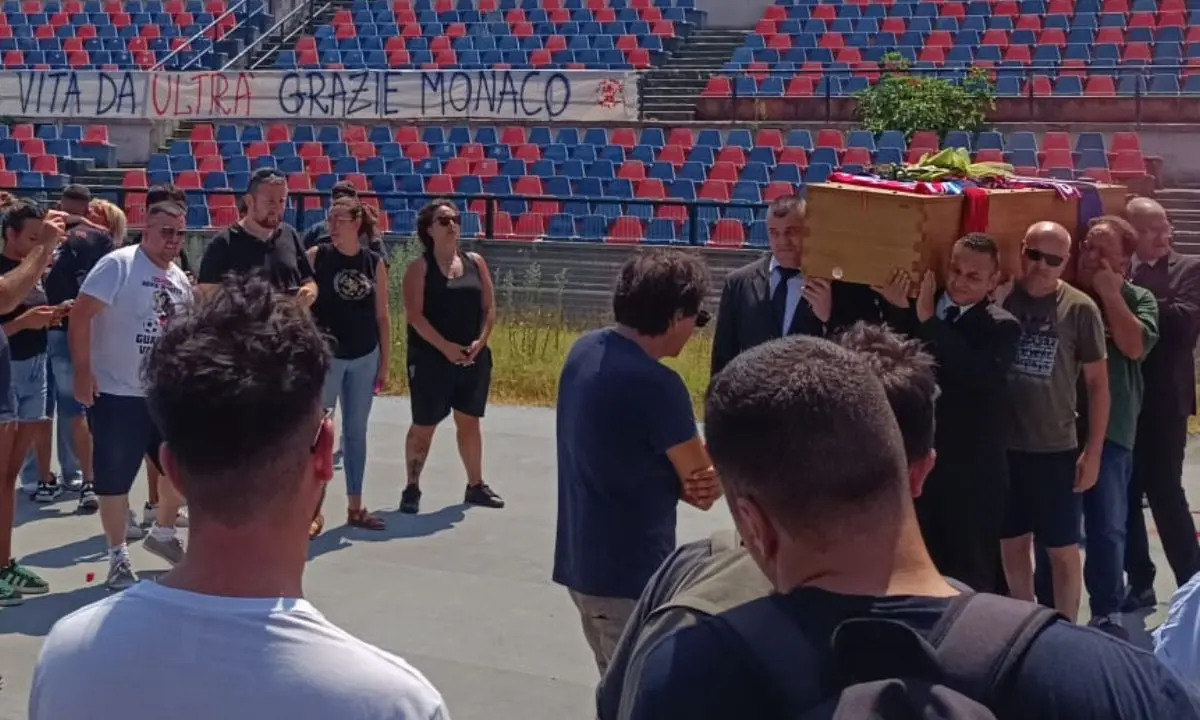L’ultimo saluto dei tifosi\u00A0a Padre Fedele al Marulla\n