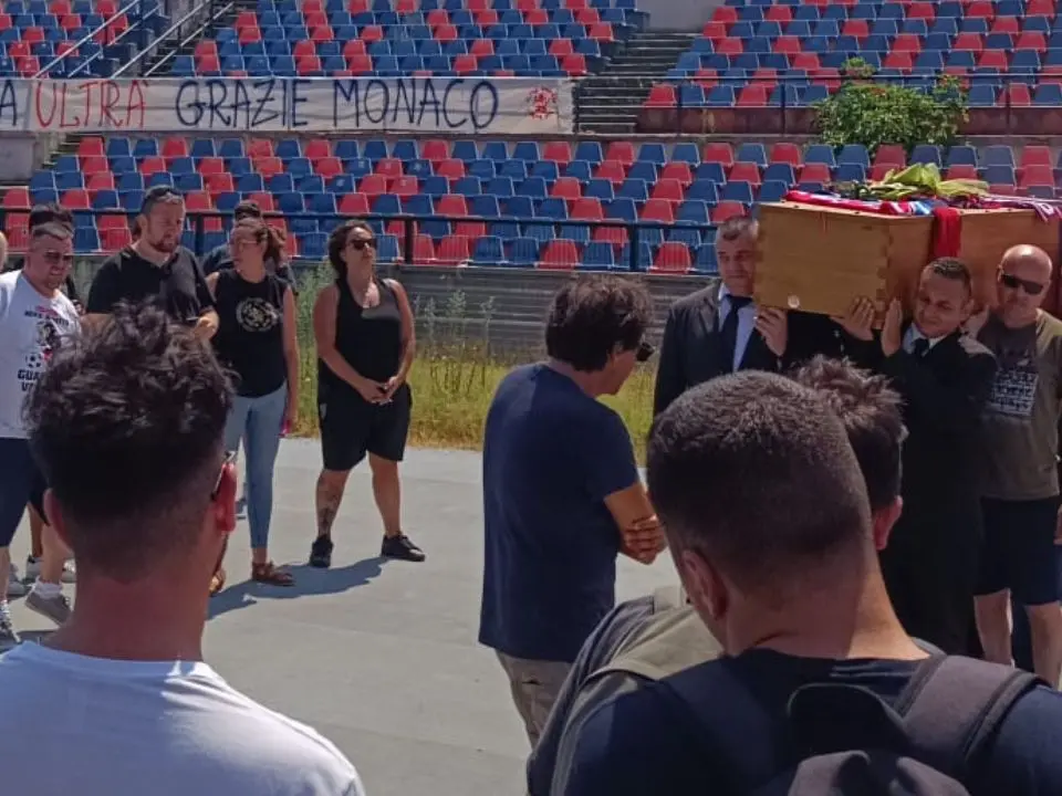Cosenza, l’ultimo saluto dei tifosi a Padre Fedele al Marulla