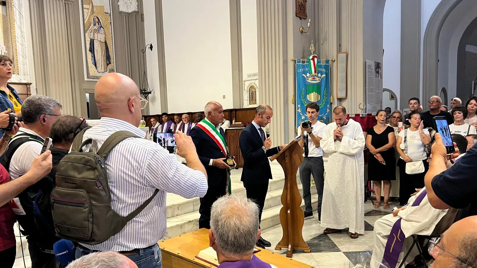 Sigillo civico deposto sul feretro di Padre Fedele