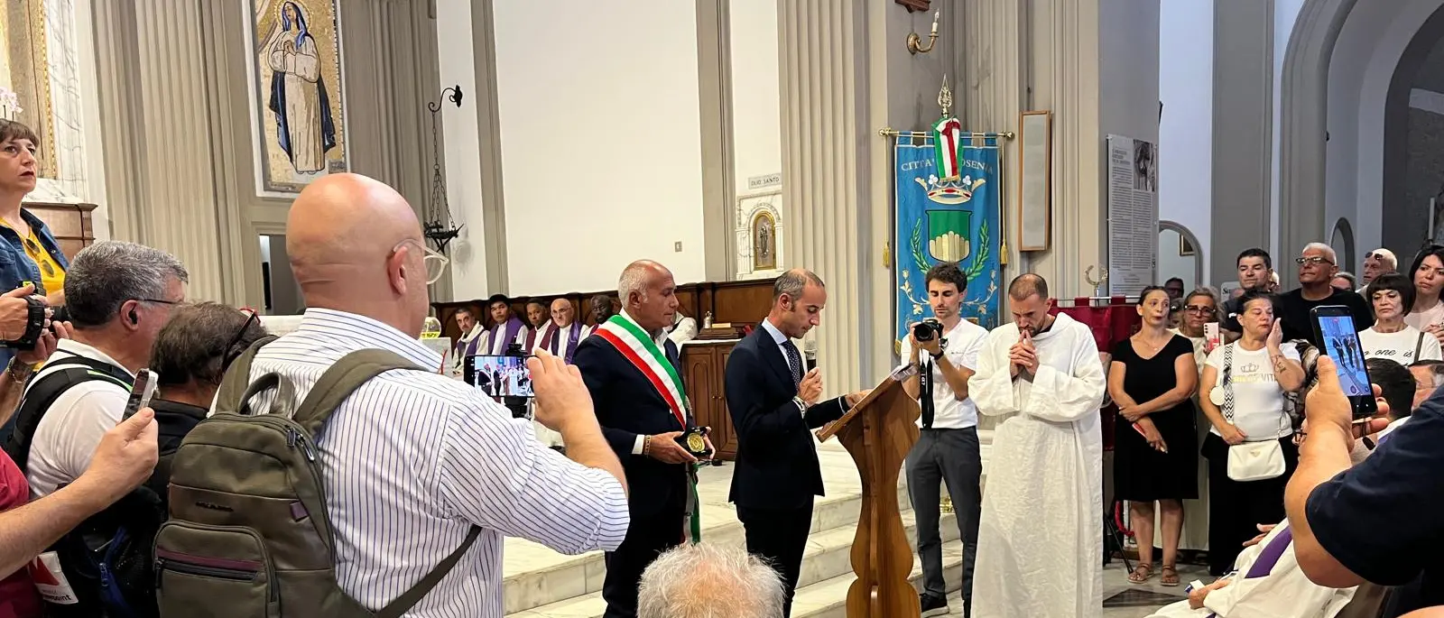 Cosenza consegna il sigillo civico a Padre Fedele\n