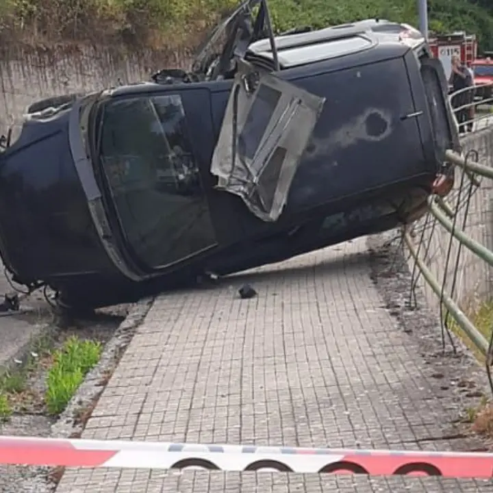 Incidente ad Acri centro, si ribalta un’auto