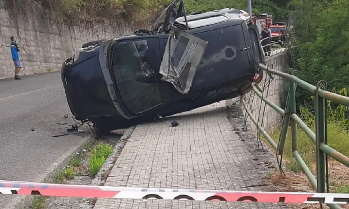 Incidente ad Acri centro, si ribalta un’auto