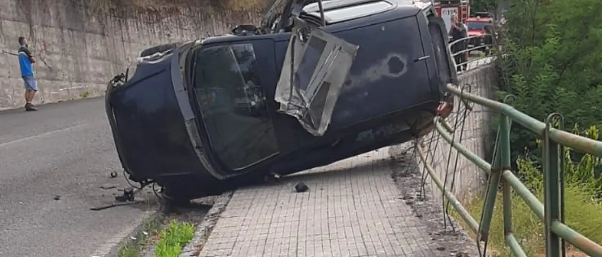 Incidente ad Acri centro, si ribalta un’auto