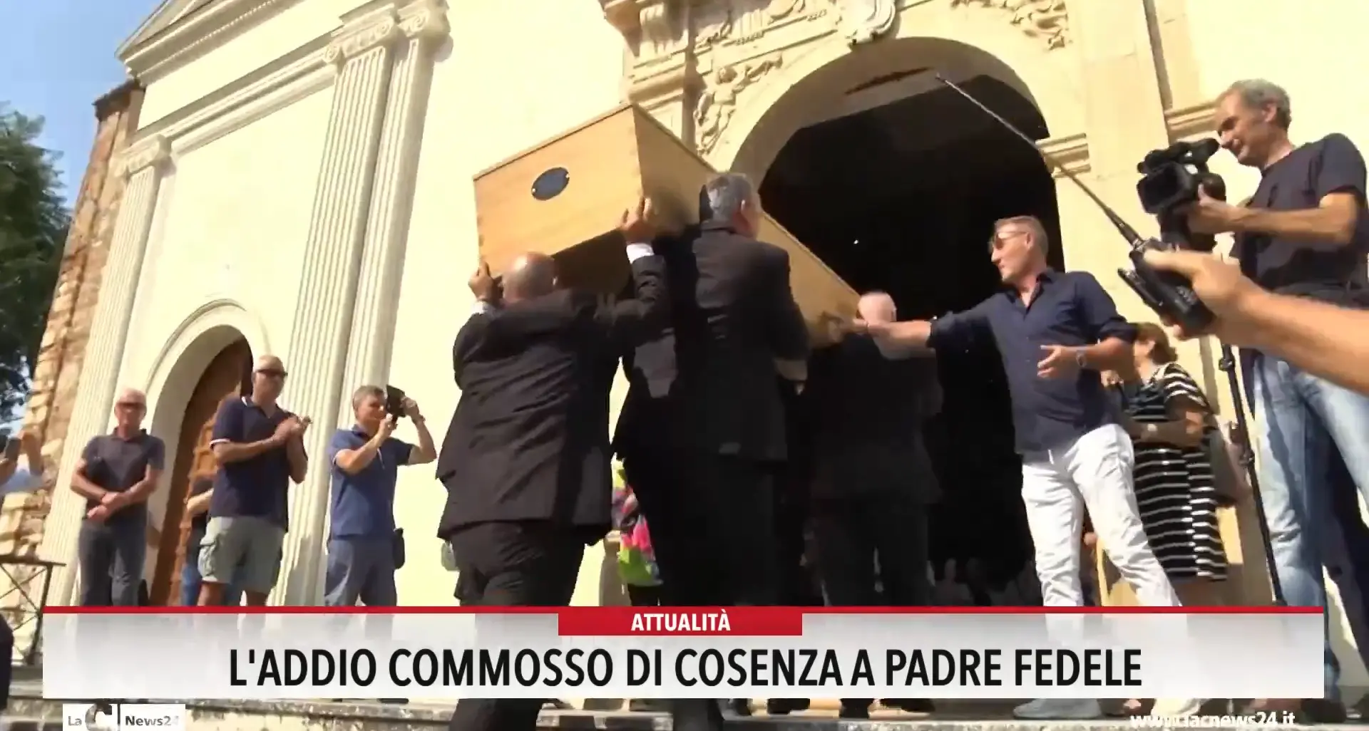 L'addio commosso di Cosenza a Padre Fedele
