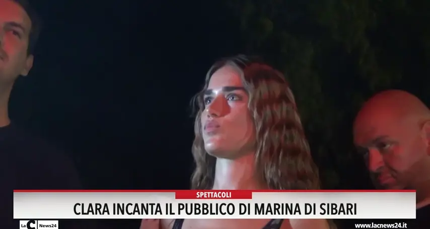 Clara incanta il pubblico di Marina di Sibari