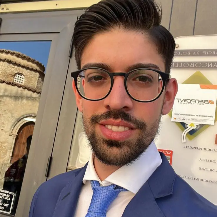 La battaglia contro il tumore e la rinascita, la storia di Raffaele in\u00A0un libro: «Pensavo di morire, ora vivo al massimo ogni giorno»\n