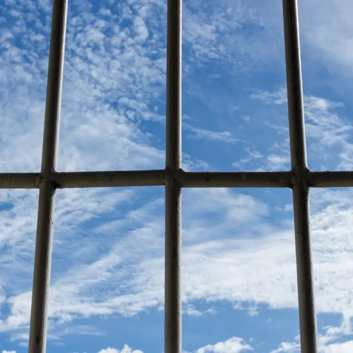 Incendio in carcere a Paola: gli agenti intossicati salvano la sezione