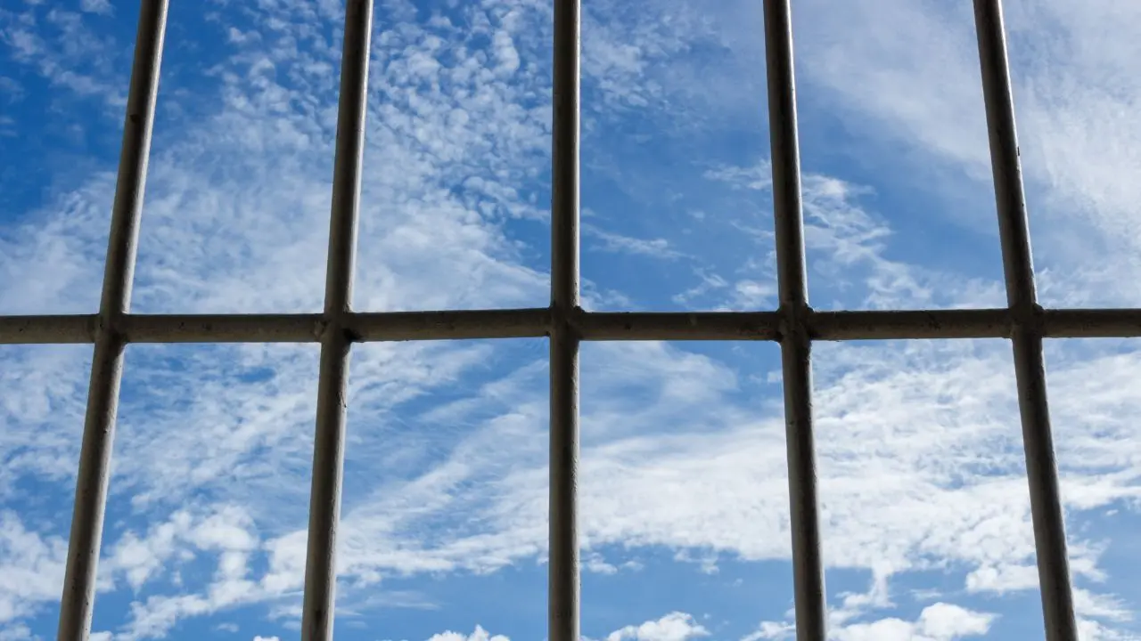 Incendio in carcere a Paola: gli agenti intossicati salvano la sezione