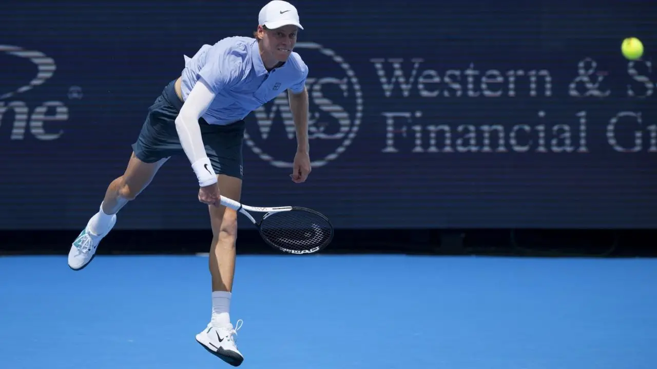 Tennis, Sinner a Cincinnati cade il tabù Auger-Aliassime: canadese sconfitto in due set e semifinale conquistata\n