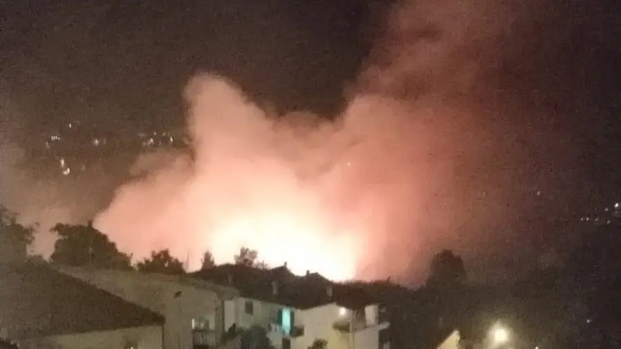 <p>Uno scatto dell&#39;incendio divampato a Fuscaldo</p>\\n