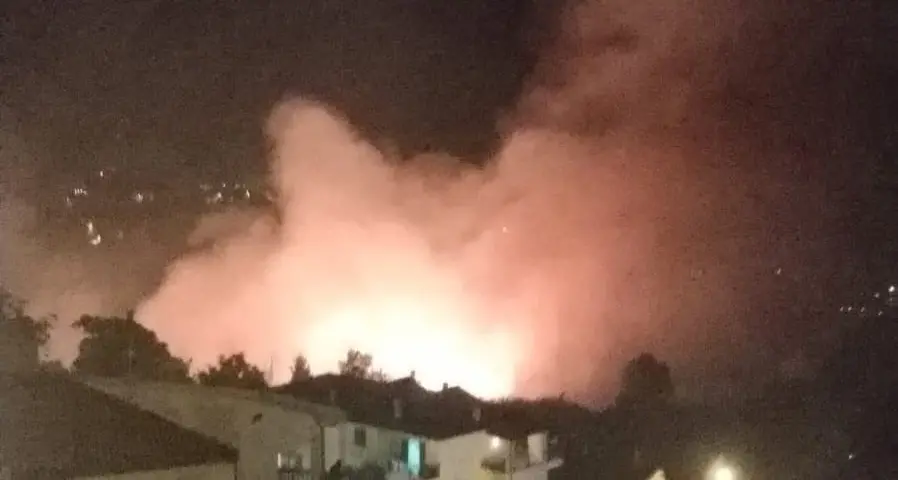 Fuscaldo brucia, vasto incendio divampa nella zona collinare\n