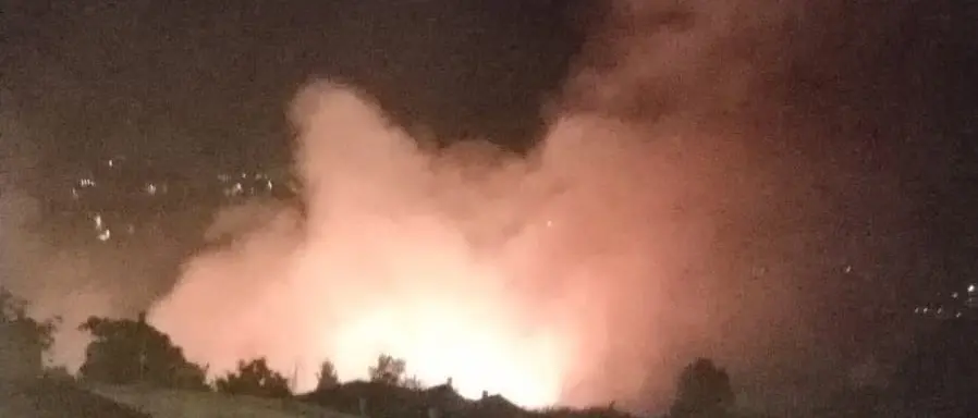 Fuscaldo brucia, vasto incendio divampa nella zona collinare\n